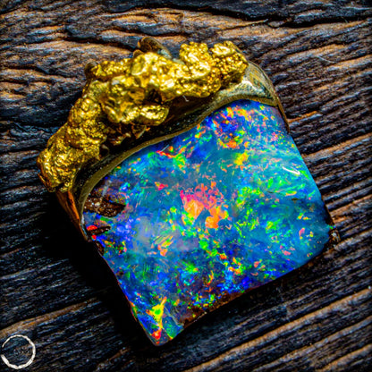 Exklusiver Boulder-Opal-Anhänger mit 18K Goldnugget- 4,0g 20,0ct