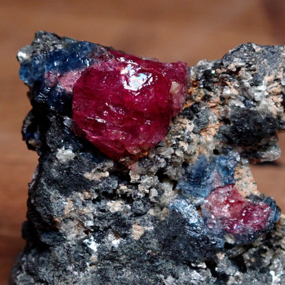 Roter Rubin & Kyanitkristalle auf Matrix aus Winza, Tansania, 204.45 ct