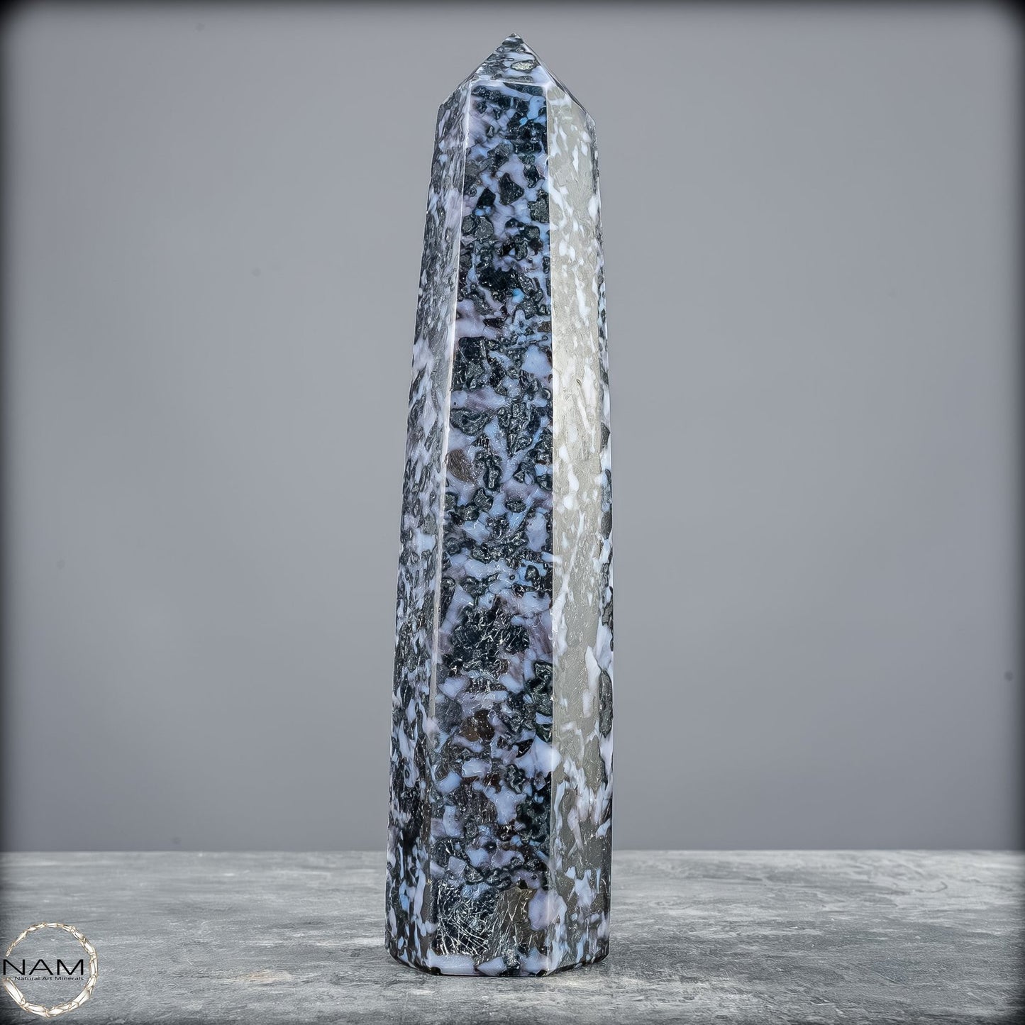 Natürlicher Merlinit (Gabbro) Kristall Obelisk - 821,77g
