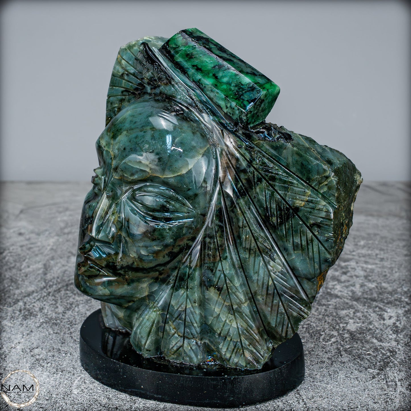 Smaragdfigur – Königliche Ausstrahlung in Stein- 1442,81g
