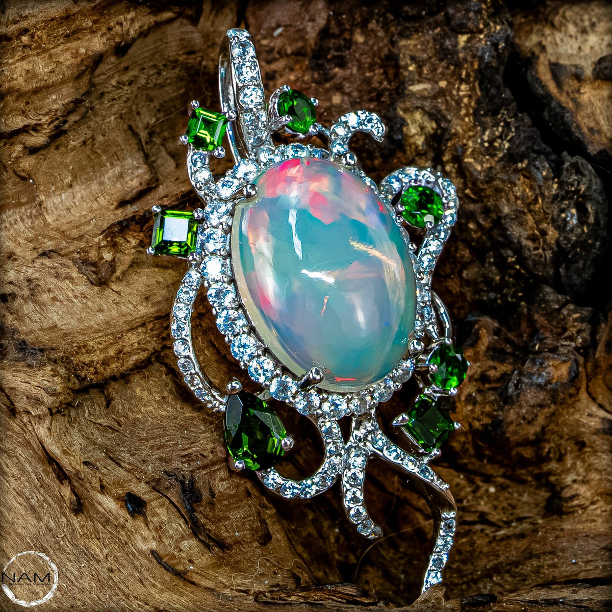 Welo-Opal-Anhänger mit Chromdiopsid 5,49g 27,45ct