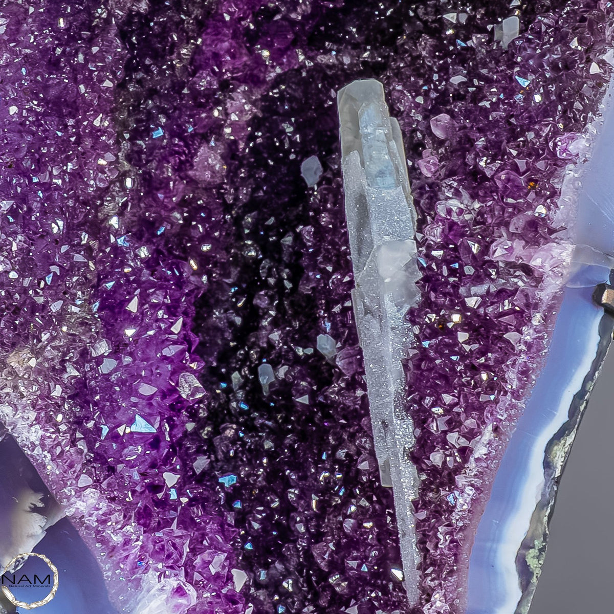Natürliche Amethyst Drusen Flügel auf Standfuß -63612,61g