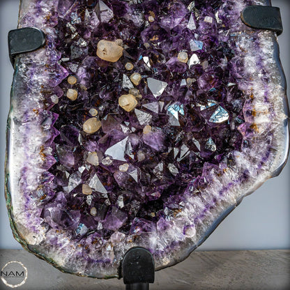 Natürliche Amethyst-Kristalle/Druse auf Ständer - 28407,26g