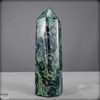 Natürlicher  Kambaba-Jaspis Obelisk -536,69g