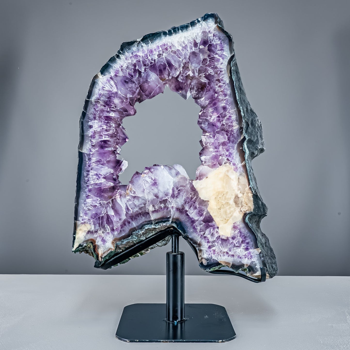 Amethyst-Calcit Scheibe auf Ständer - 11986,75g