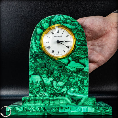Malachit-Uhr – Zeitlose Eleganz trifft auf faszinierende Naturkunst- 1250,68g