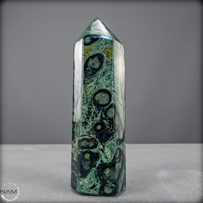Natürlicher  Kambaba-Jaspis Obelisk -536,69g