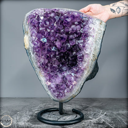 Majestätische Tiefe – Amethystdruse mit Calcit auf edlem Stand- 13039,42g