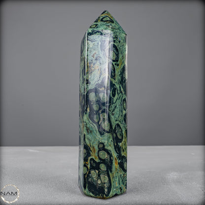 Natürlicher  Kambaba-Jaspis Obelisk -536,69g