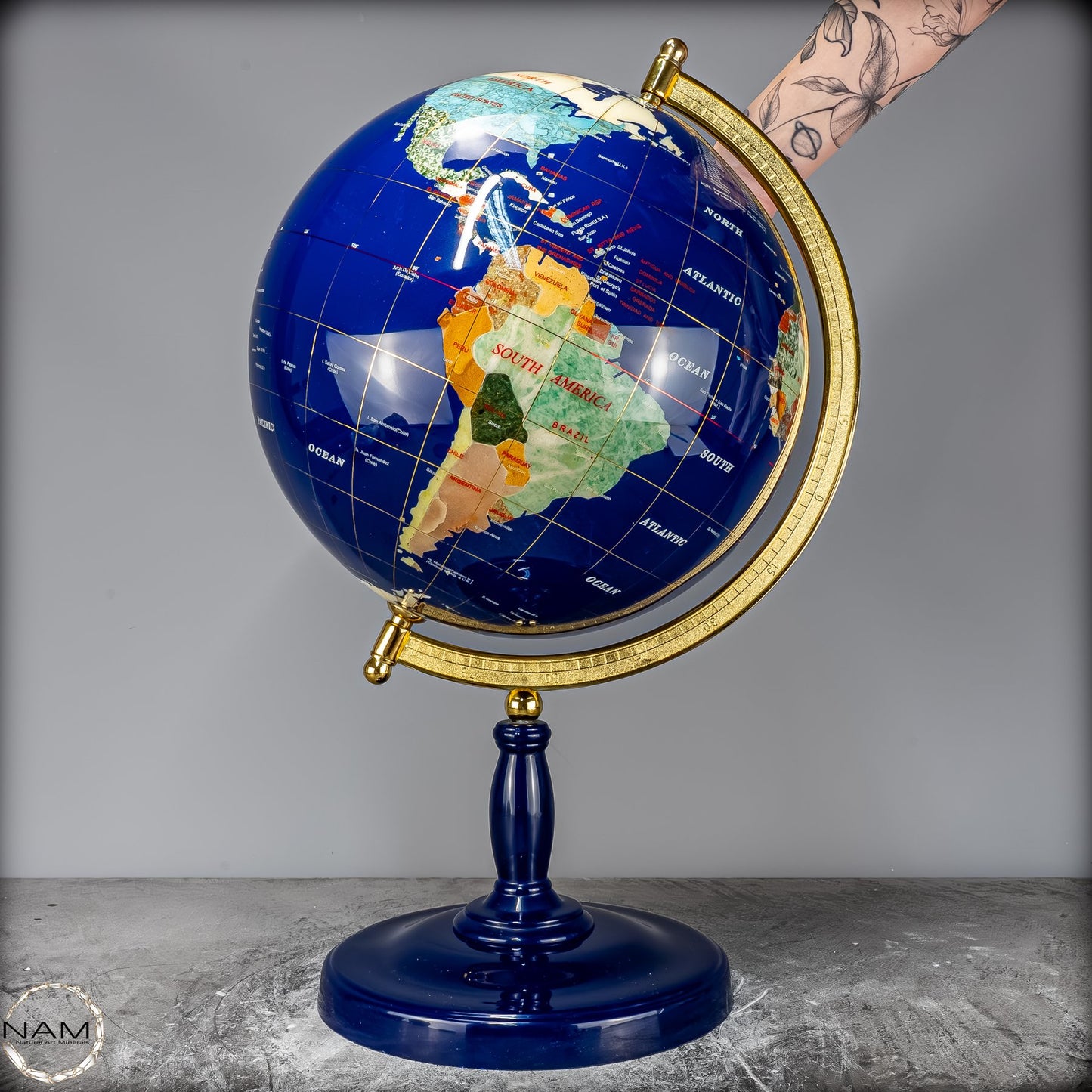 Exklusiver Globus aus Lapislazuli und Edelsteinen – 6428,22g
