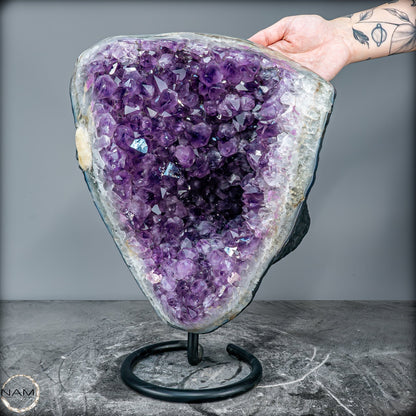 Majestätische Tiefe – Amethystdruse mit Calcit auf edlem Stand- 13039,42g