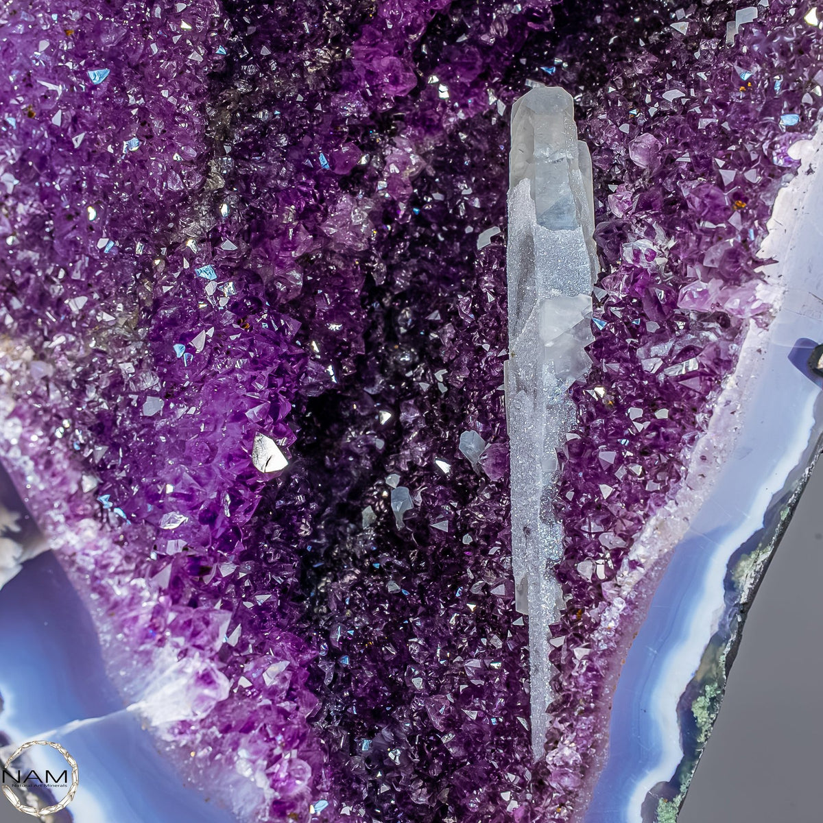 Natürliche Amethyst Drusen Flügel auf Standfuß -63612,61g