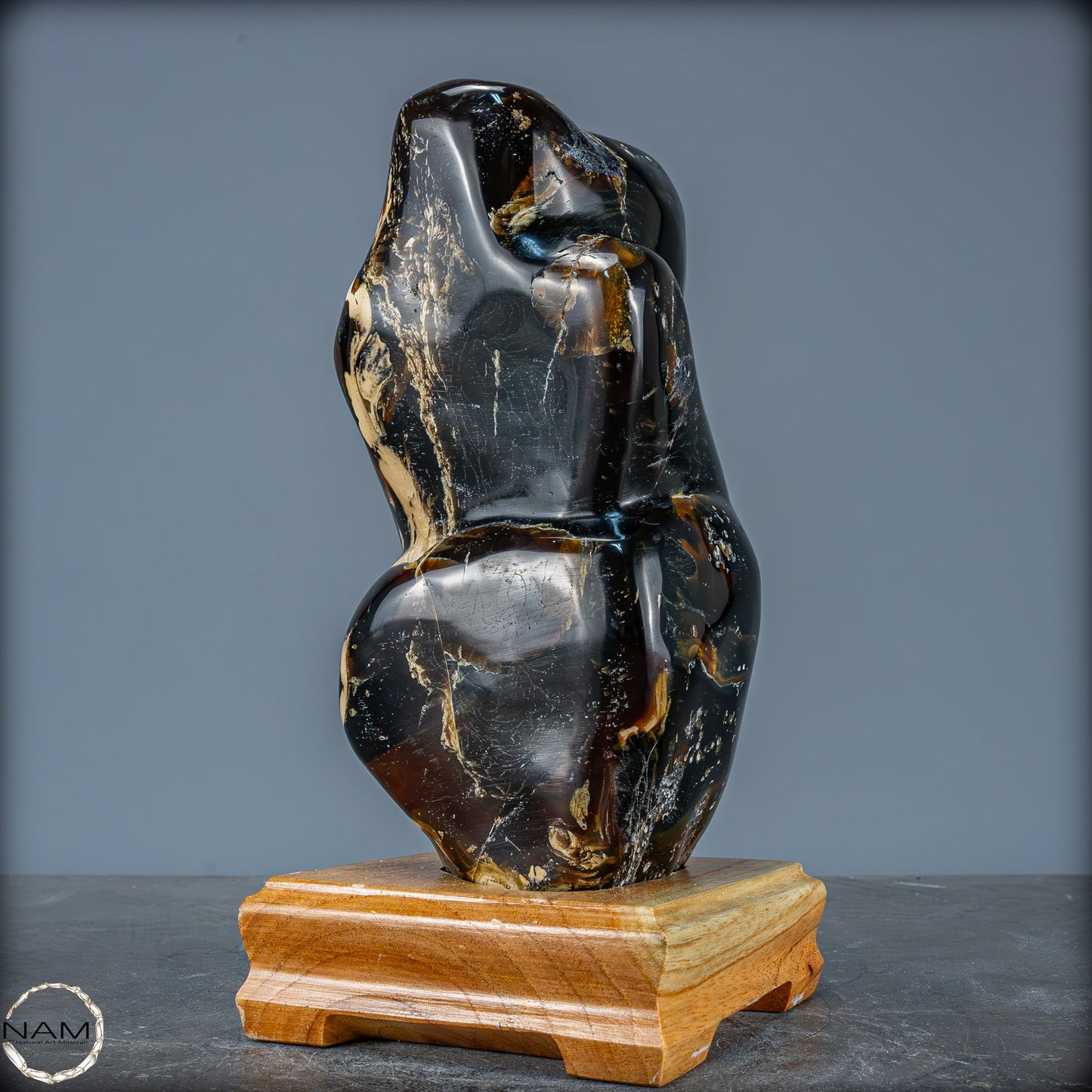 Naturlicher Großer Blau-Roter Bernstein aus Indonesien auf Ständer - 1784,49g