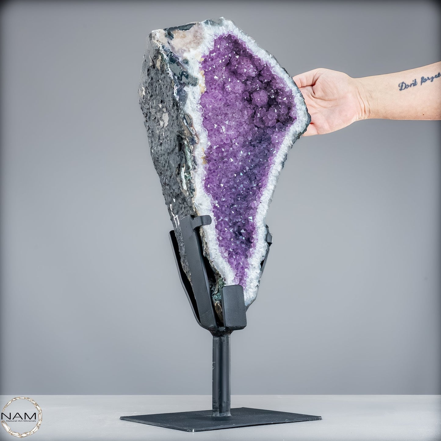 Majestätische Tiefe – Amethystdruse mit Calcit auf edlem Stand-9503,33g