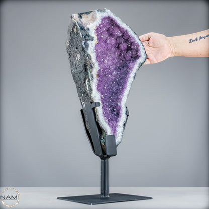Majestätische Tiefe – Amethystdruse mit Calcit auf edlem Stand-9503,33g