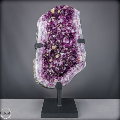 Majestätische Tiefe – Amethystdruse mit Calcit auf edlem Stand- 28407,26g