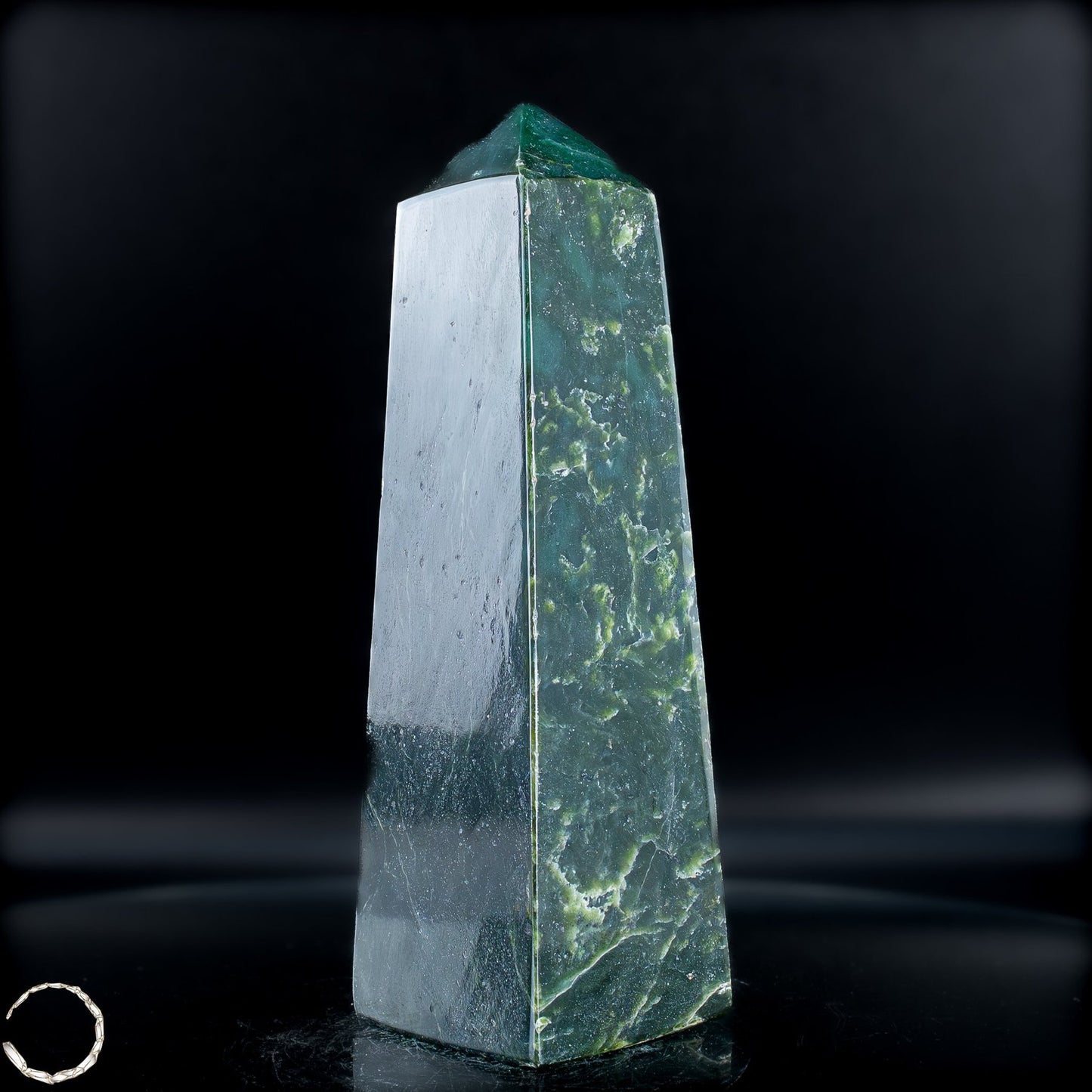Natürliche Jade-Nephrit Obelisk aus Burma -2368,36g