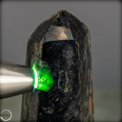 Natürlicher Smarag-Obelisk aus Kolumbien - 388,85g