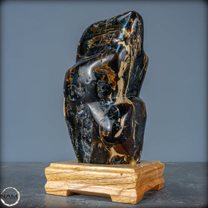 Naturlicher Großer Blau-Roter Bernstein aus Indonesien auf Ständer - 1784,49g