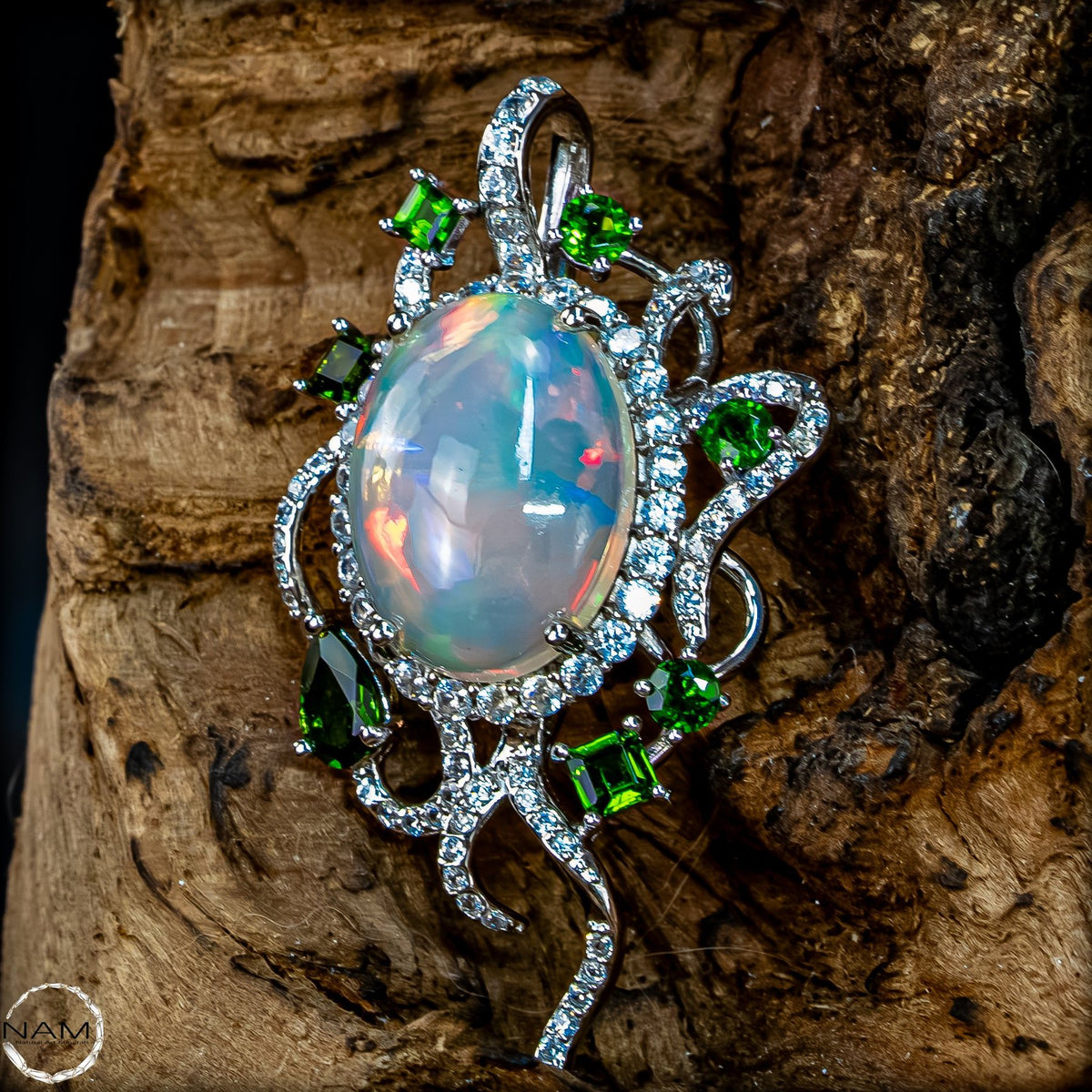 Welo-Opal-Anhänger mit Chromdiopsid 5,49g 27,45ct