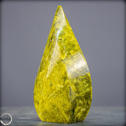 Strahlende Serpentin-Flamme Ein Unikat  -818,59g
