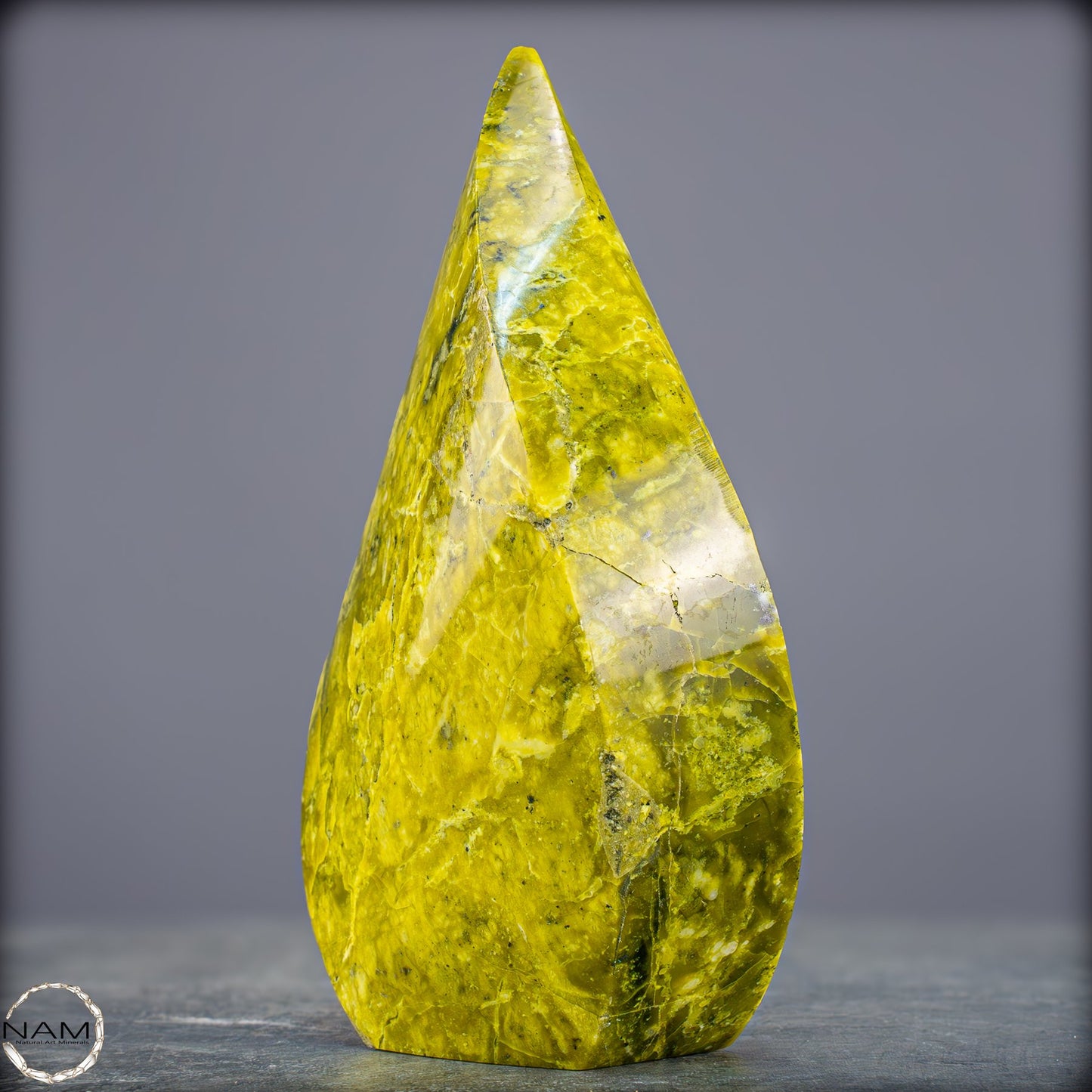 Strahlende Serpentin-Flamme Ein Unikat  -818,59g