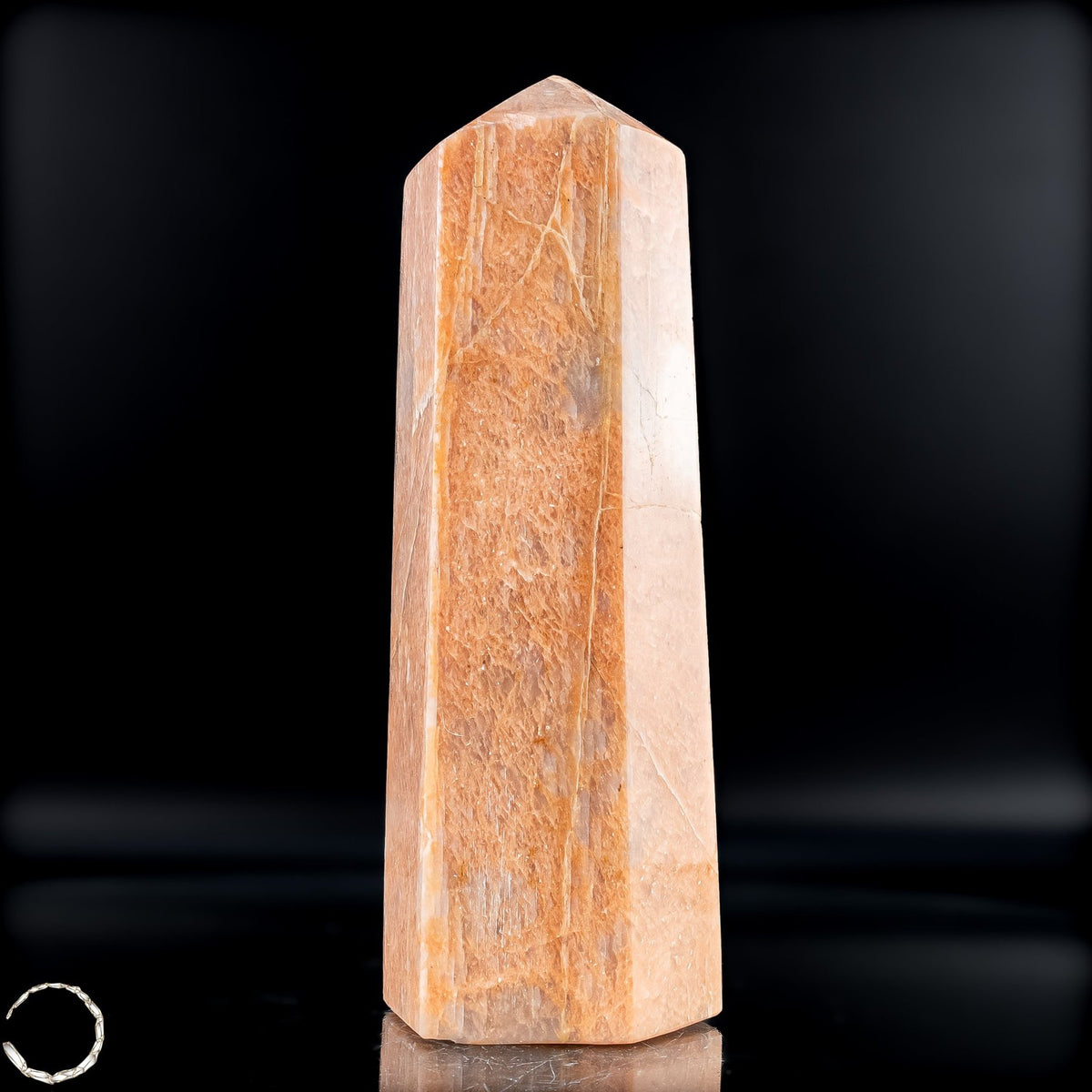 Pfirsich-Mondstein Obelisk - 907,56g