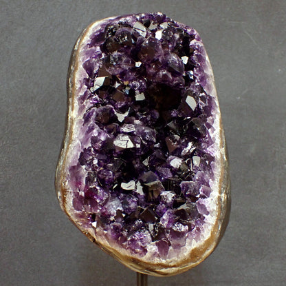 Großer Amethyst auf Ständer - 1750,51g