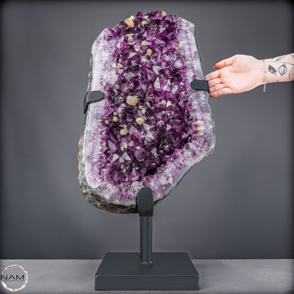 Majestätische Tiefe – Amethystdruse mit Calcit auf edlem Stand- 28407,26g