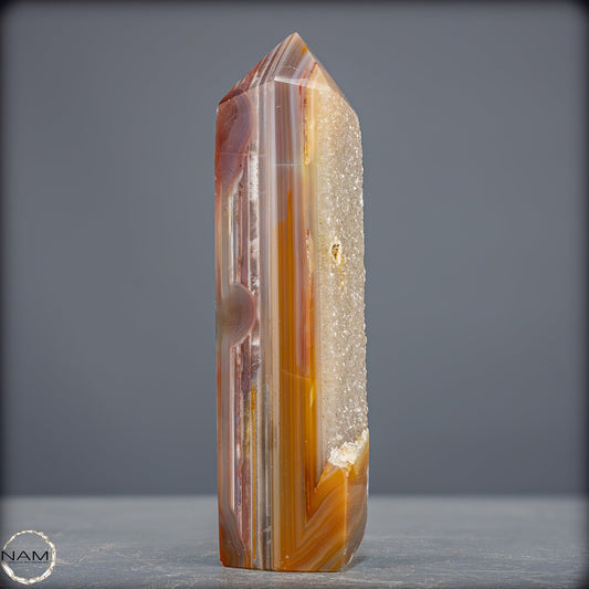 Natürlicher Achat-Kristall Obelisk mit Druse - 725,25g