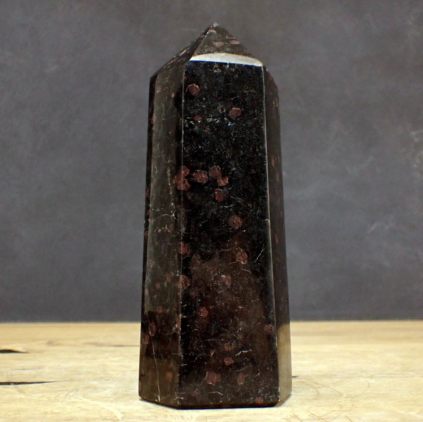 Selten Arfvedsonit und Granat Obelisk - 1143,33g