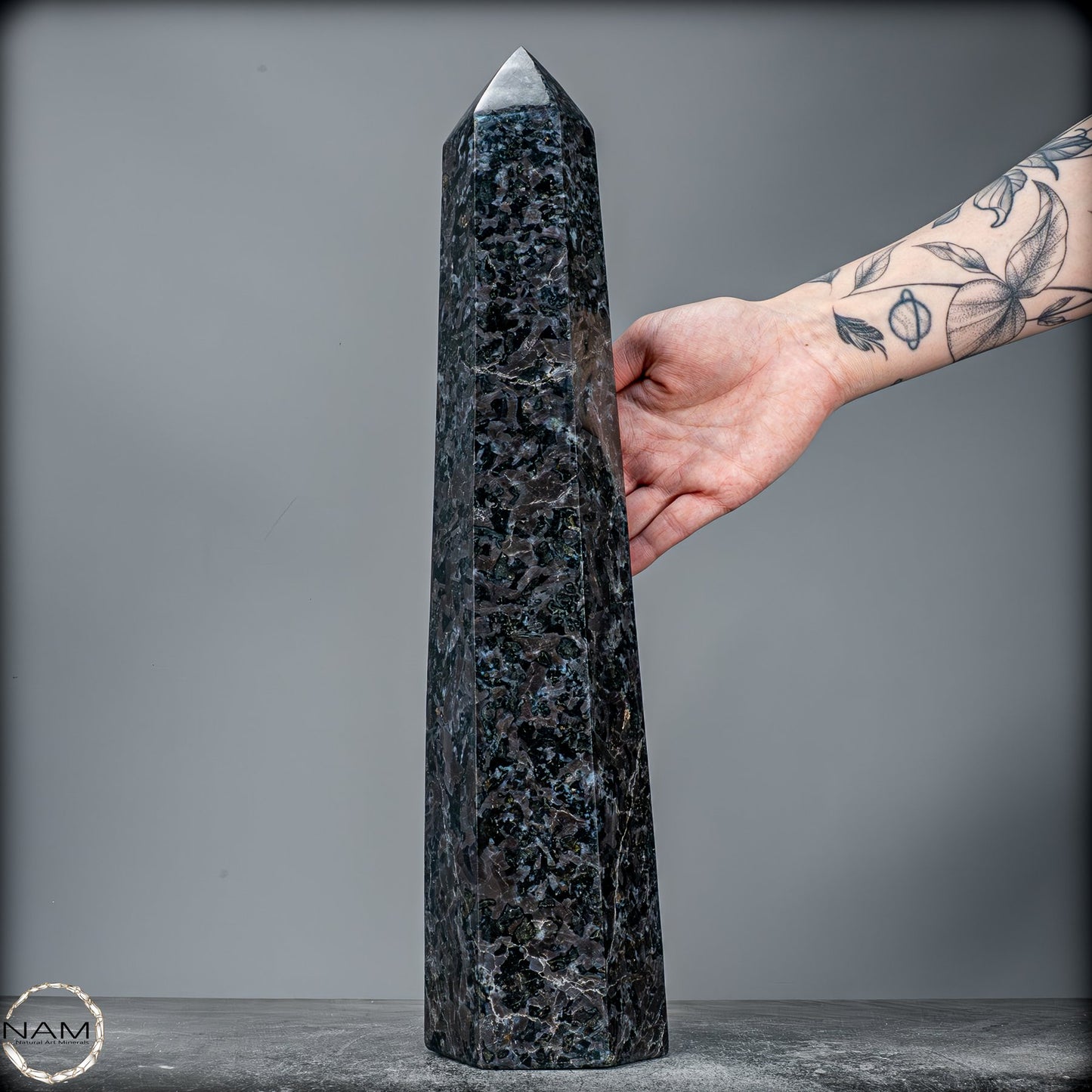Natürlicher Merlinit (Gabbro) Kristall Obelisk - 4984,28g
