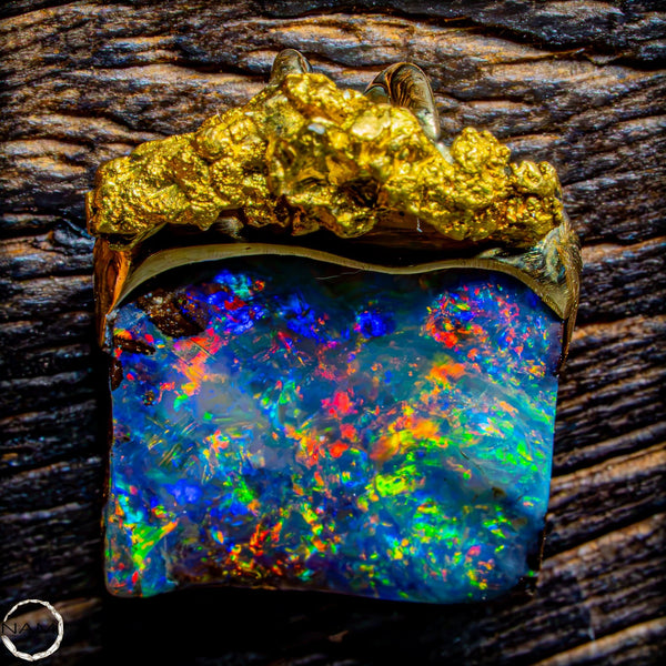 Exklusiver Boulder-Opal-Anhänger mit 18K Goldnugget- 4,0g 20,0ct