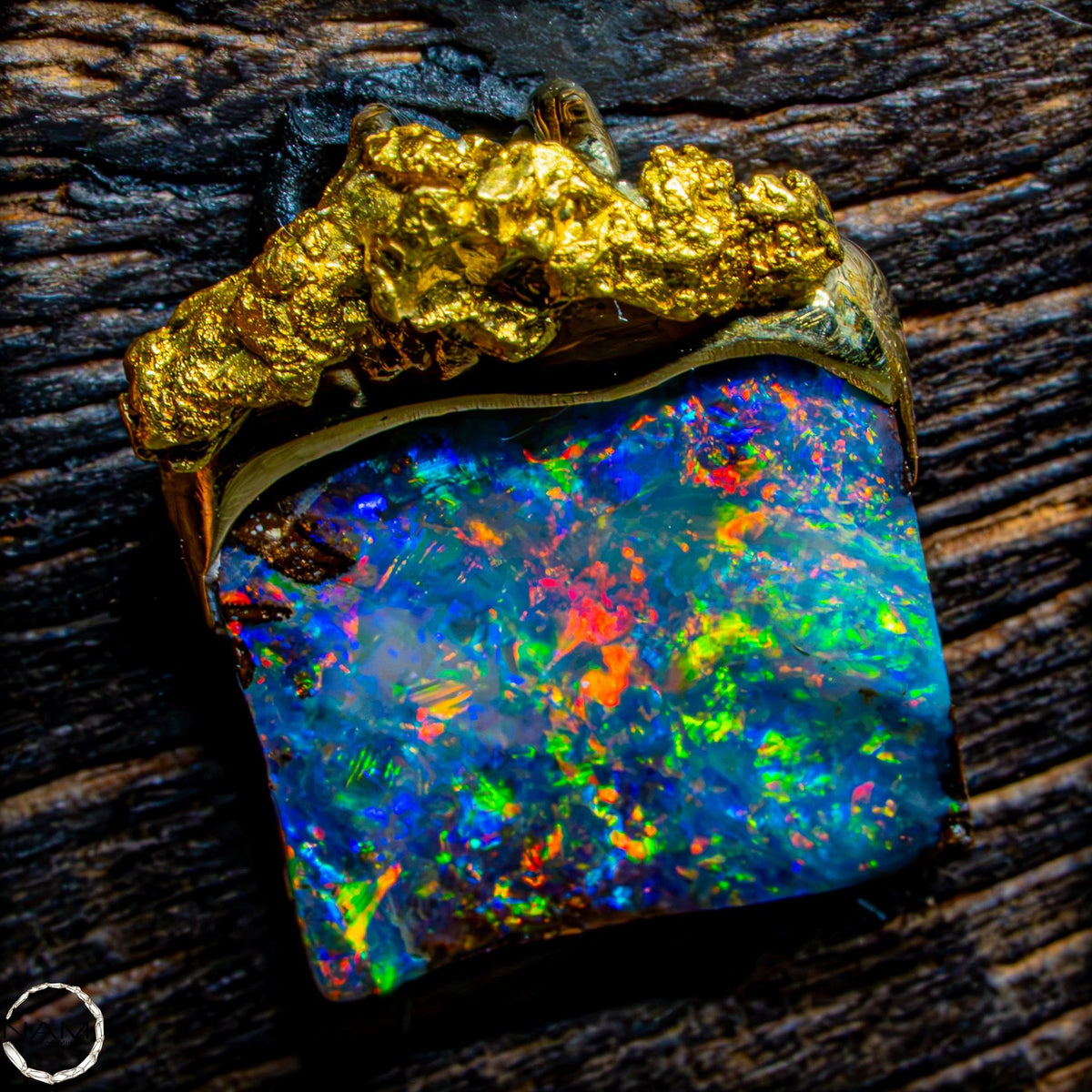 Exklusiver Boulder-Opal-Anhänger mit 18K Goldnugget- 4,0g 20,0ct