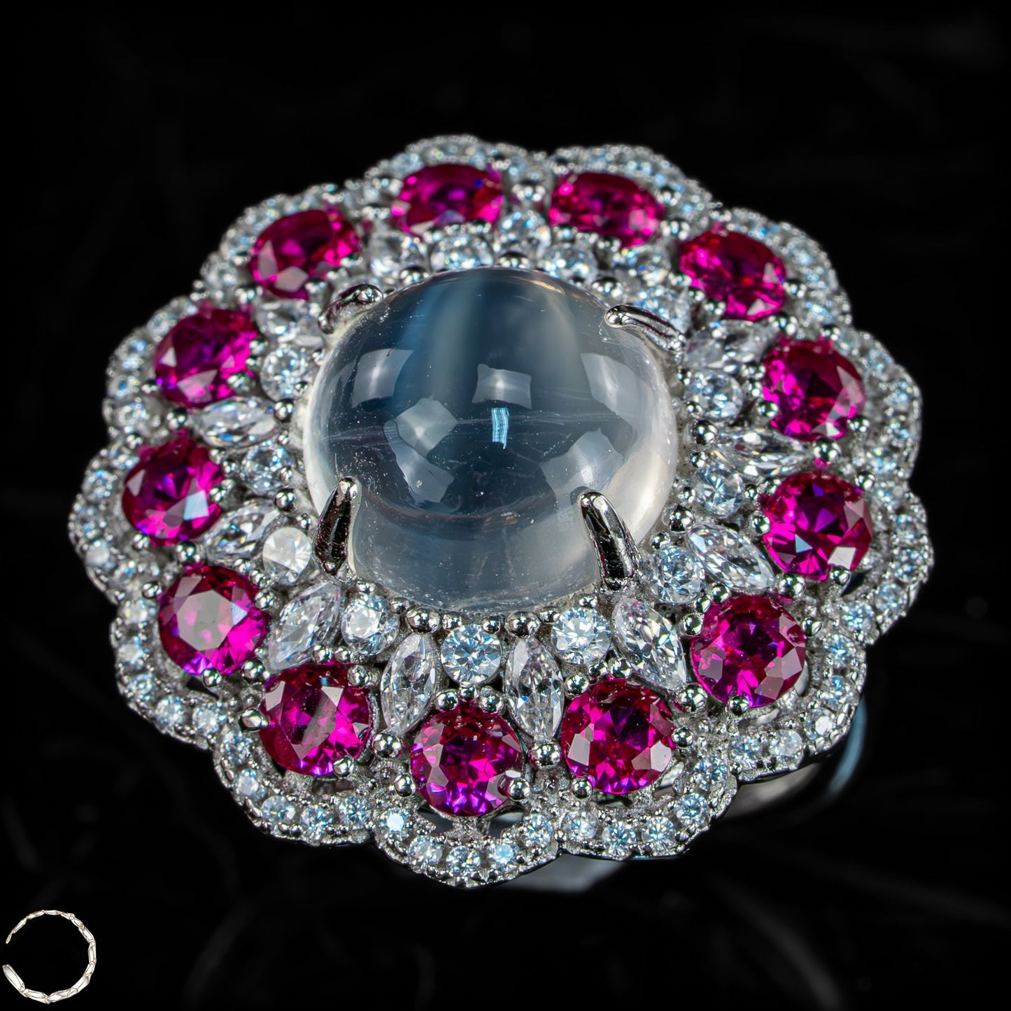 Exklusiver Rubin-Mondstein-Ring  –6,08g 30,4ct