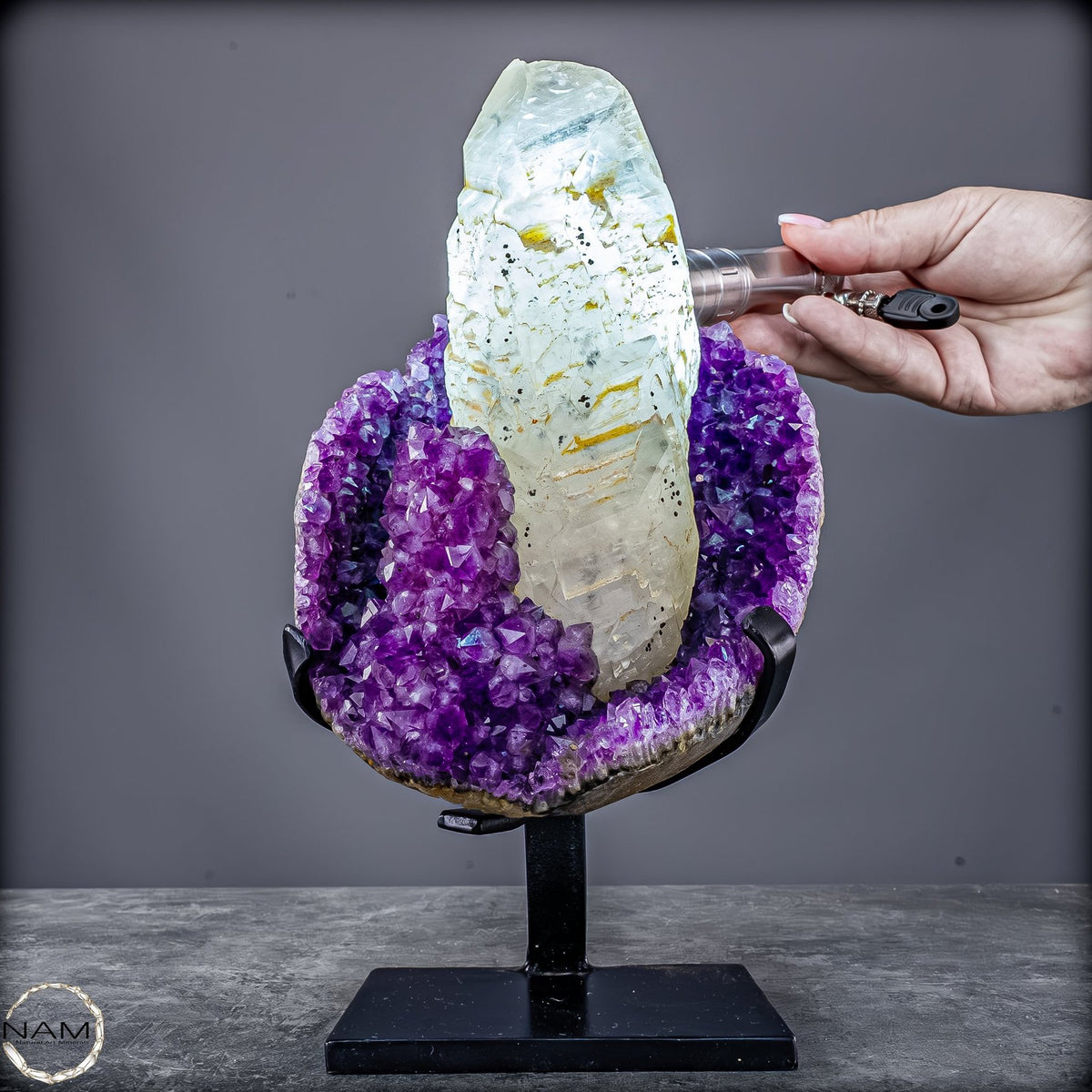 Perfekter  Amethyst mit Calcit kristallen auf Ständer, Uruguay - 3654,48g