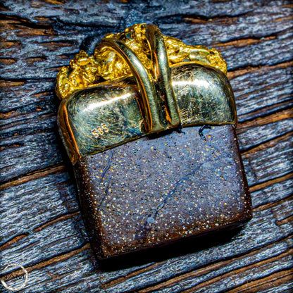 Exklusiver Boulder-Opal-Anhänger mit 18K Goldnugget- 4,0g 20,0ct