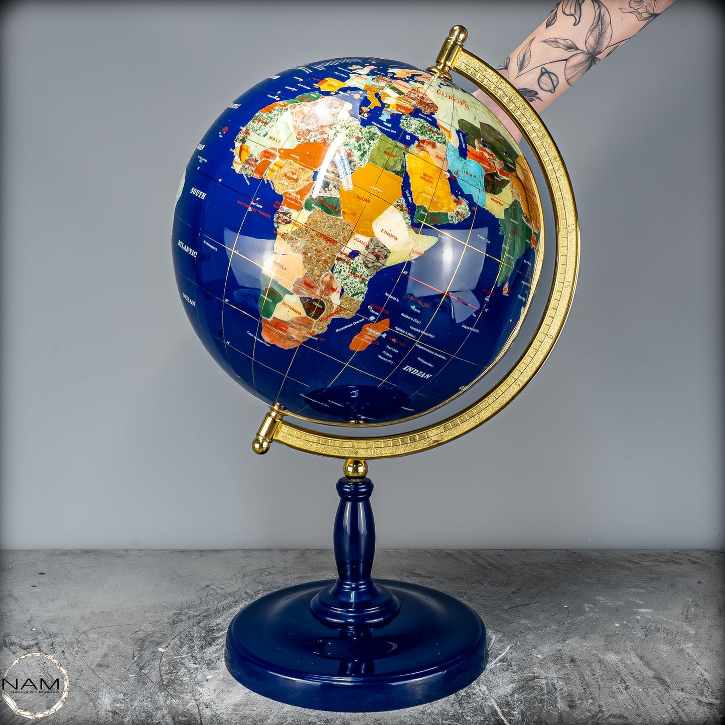 Exklusiver Globus aus Lapislazuli und Edelsteinen – 6428,22g