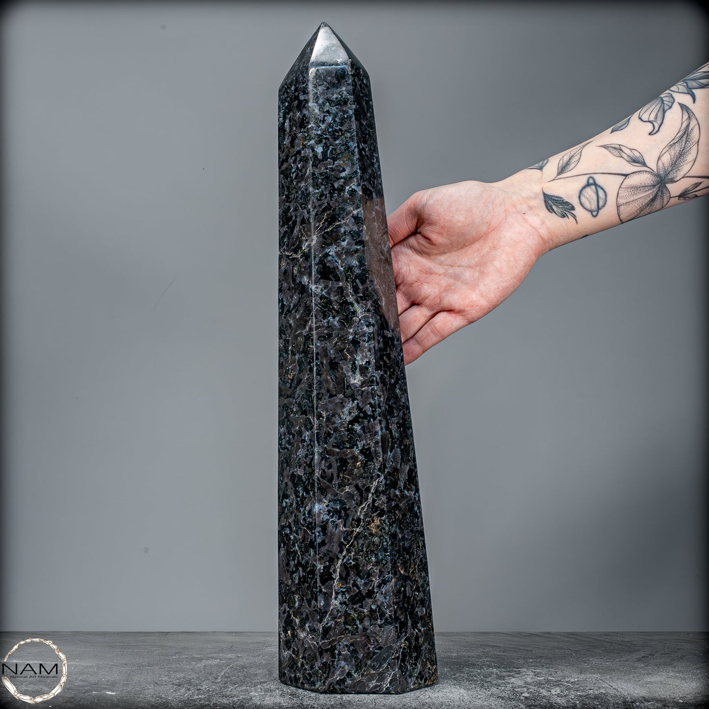 Natürlicher Merlinit (Gabbro) Kristall Obelisk - 4984,28g
