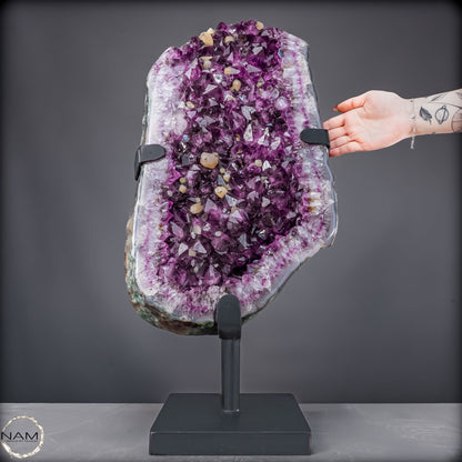 Majestätische Tiefe – Amethystdruse mit Calcit auf edlem Stand- 28407,26g
