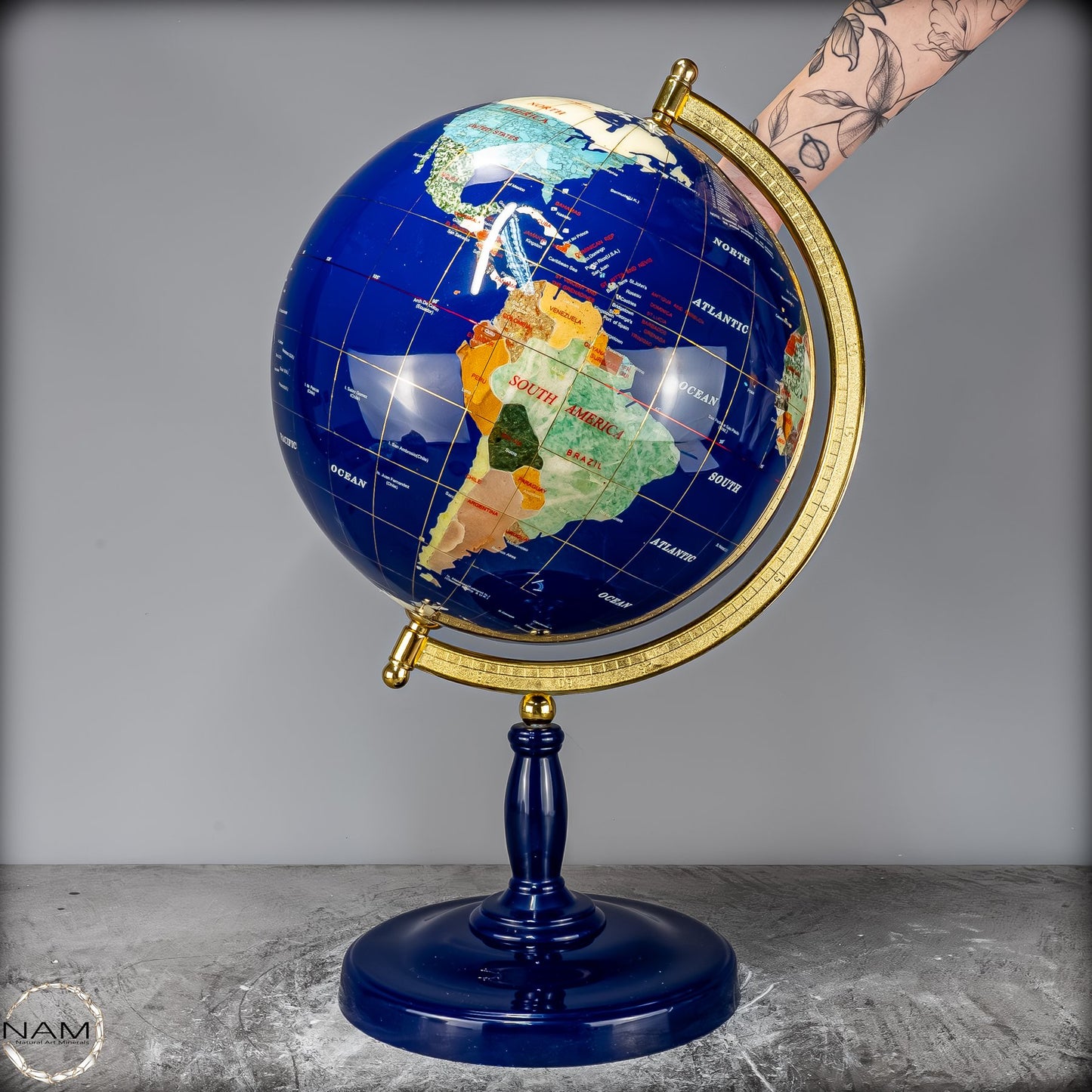 Exklusiver Globus aus Lapislazuli und Edelsteinen – 6428,22g