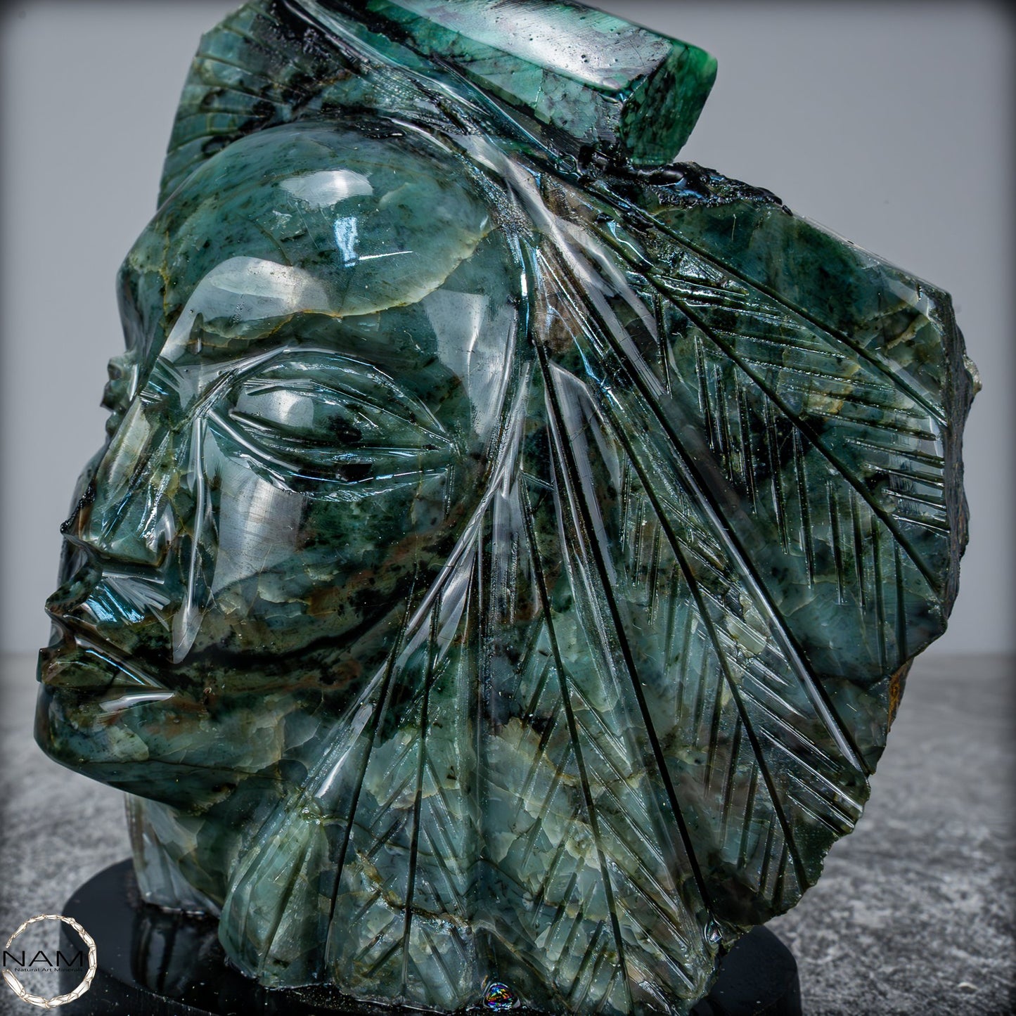 Smaragdfigur – Königliche Ausstrahlung in Stein- 1442,81g