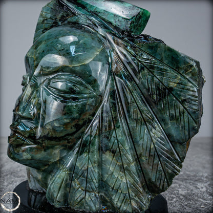Smaragdfigur – Königliche Ausstrahlung in Stein- 1442,81g