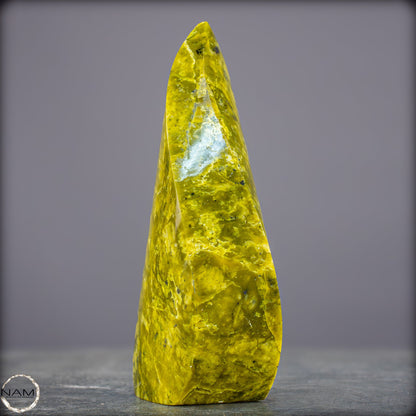 Strahlende Serpentin-Flamme Ein Unikat  -818,59g