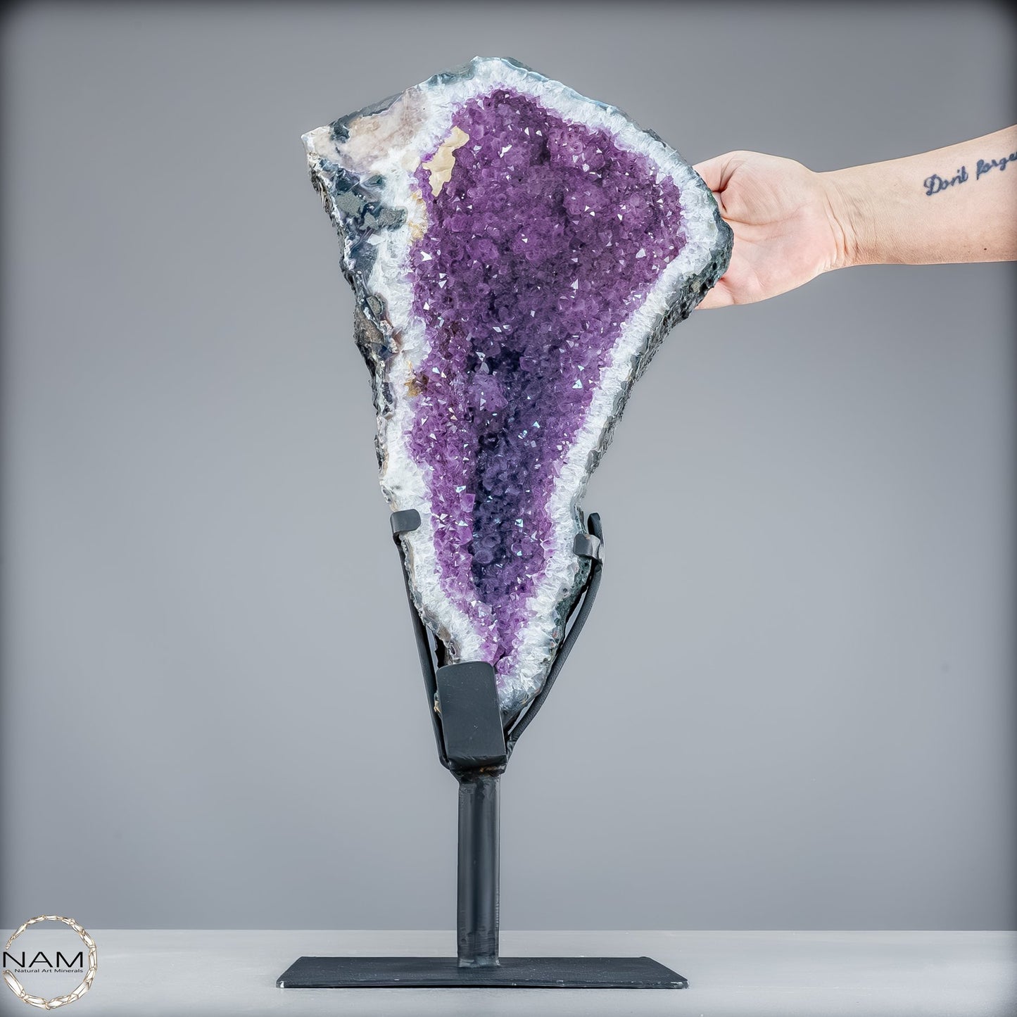 Majestätische Tiefe – Amethystdruse mit Calcit auf edlem Stand-9503,33g
