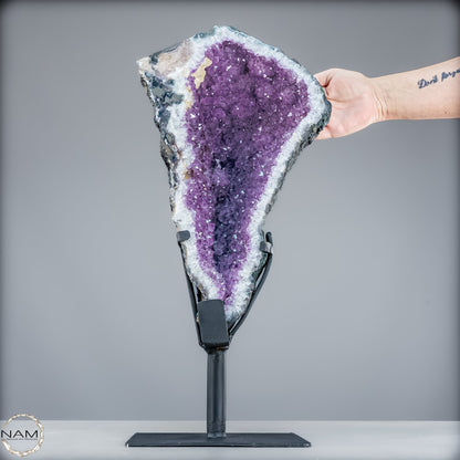 Majestätische Tiefe – Amethystdruse mit Calcit auf edlem Stand-9503,33g