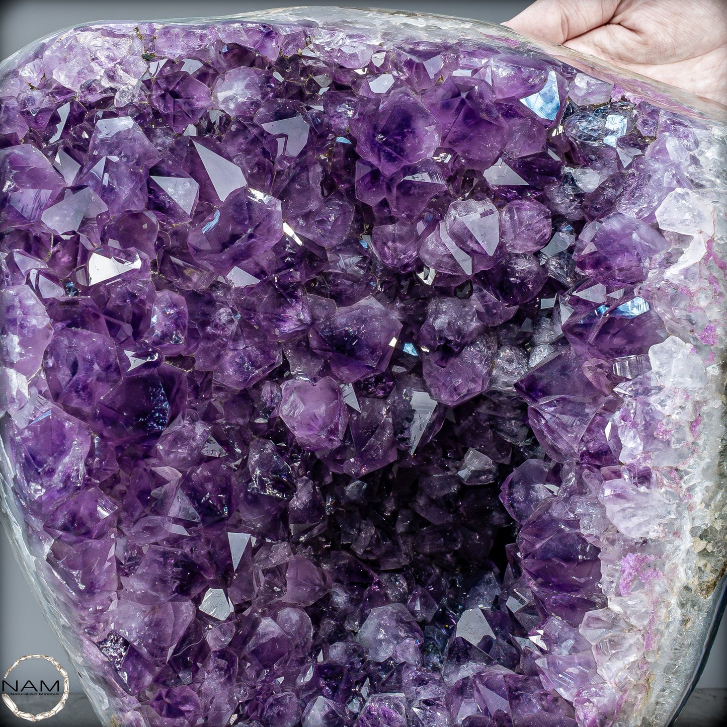 Majestätische Tiefe – Amethystdruse mit Calcit auf edlem Stand- 13039,42g