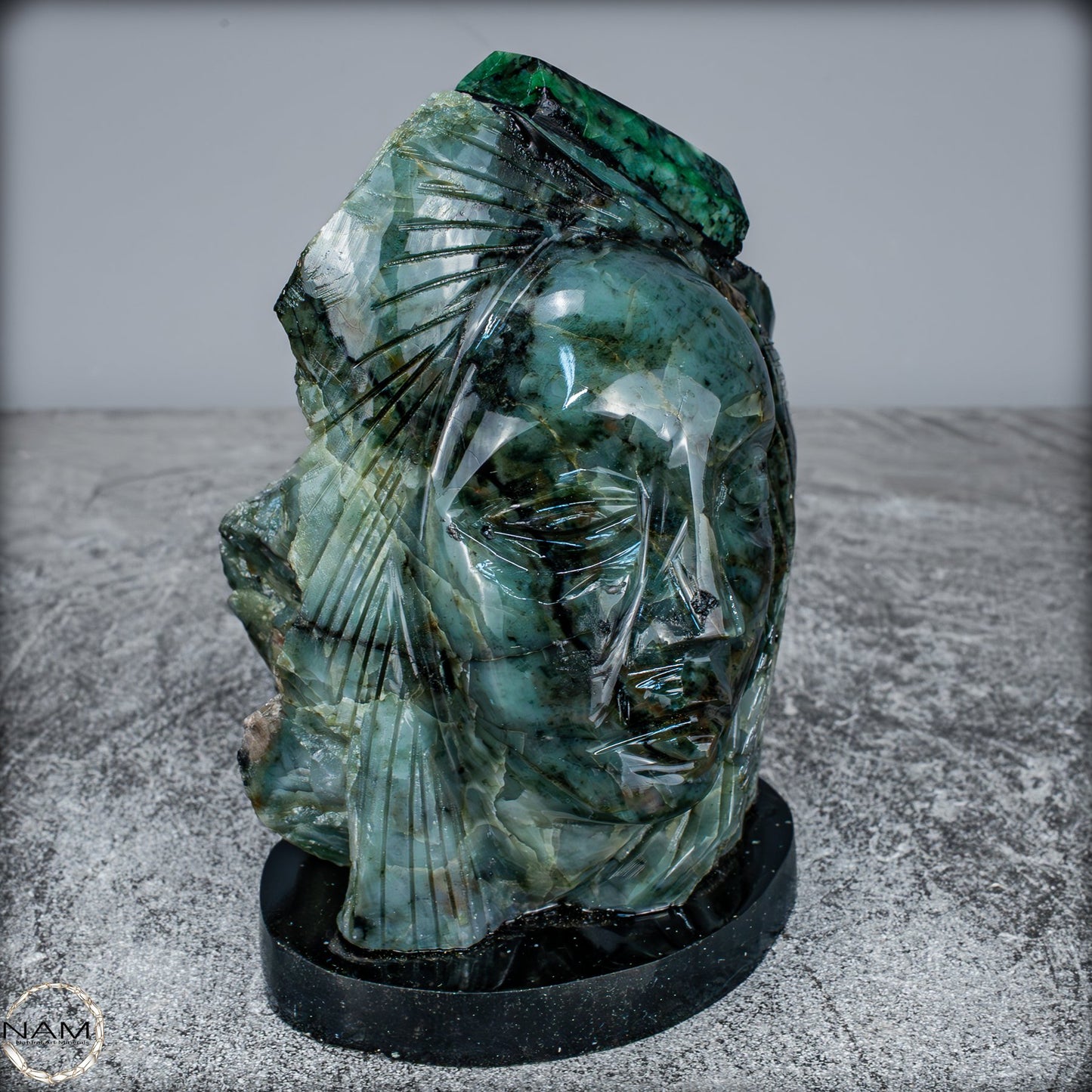 Smaragdfigur – Königliche Ausstrahlung in Stein- 1442,81g