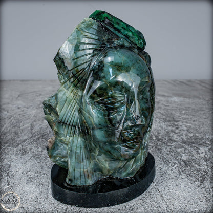 Smaragdfigur – Königliche Ausstrahlung in Stein- 1442,81g