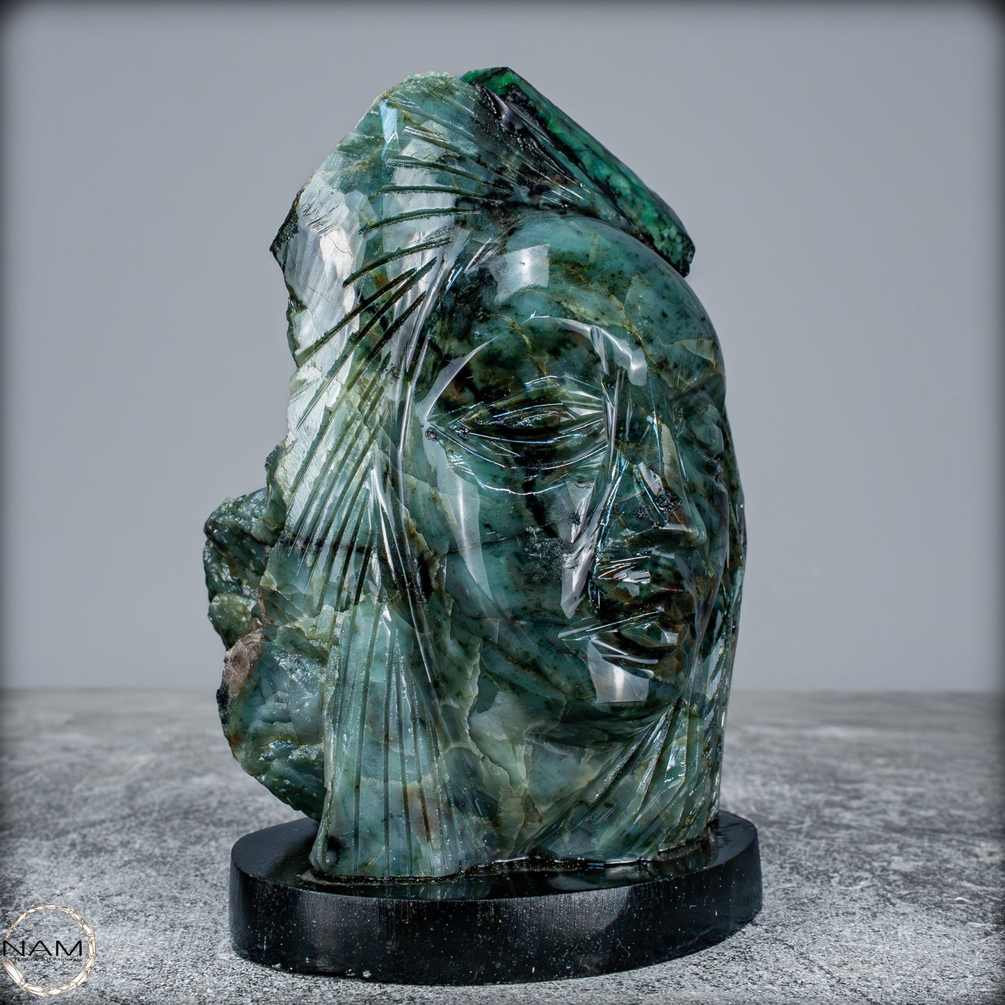 Smaragdfigur – Königliche Ausstrahlung in Stein- 1442,81g